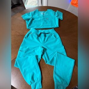 FIGS Oasis Zamora - Jogger Scrub Pant & Oasis Catarina - One-Pocket Scrub Top